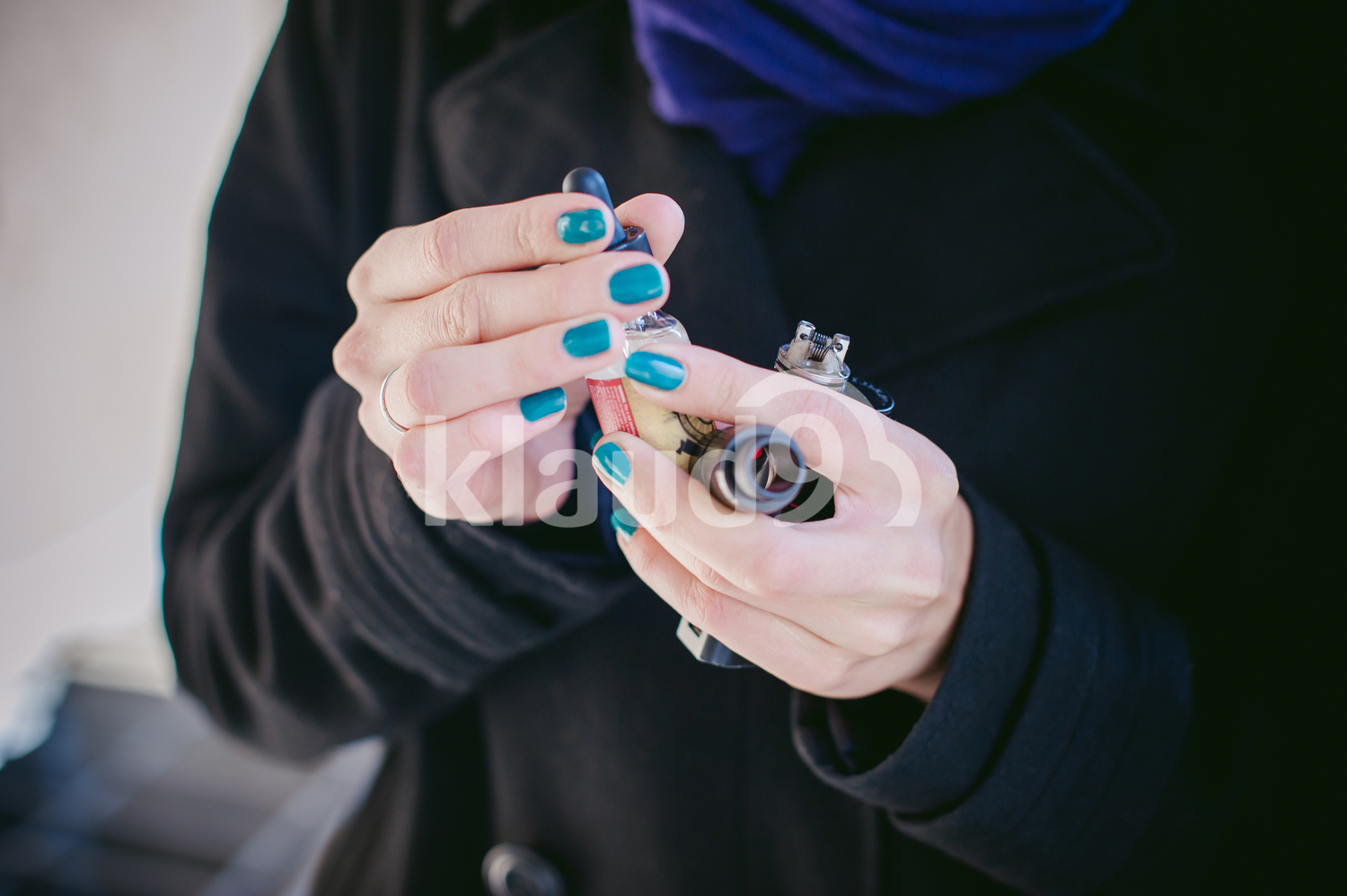 A woman fixes her mechanical vaping device