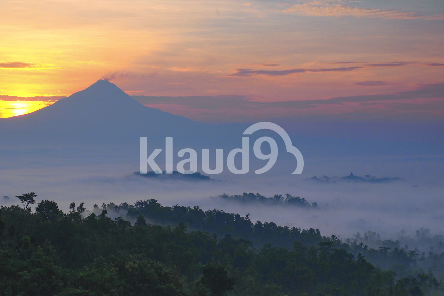 Sunrise in Merapi dan Magnificent Borobudur