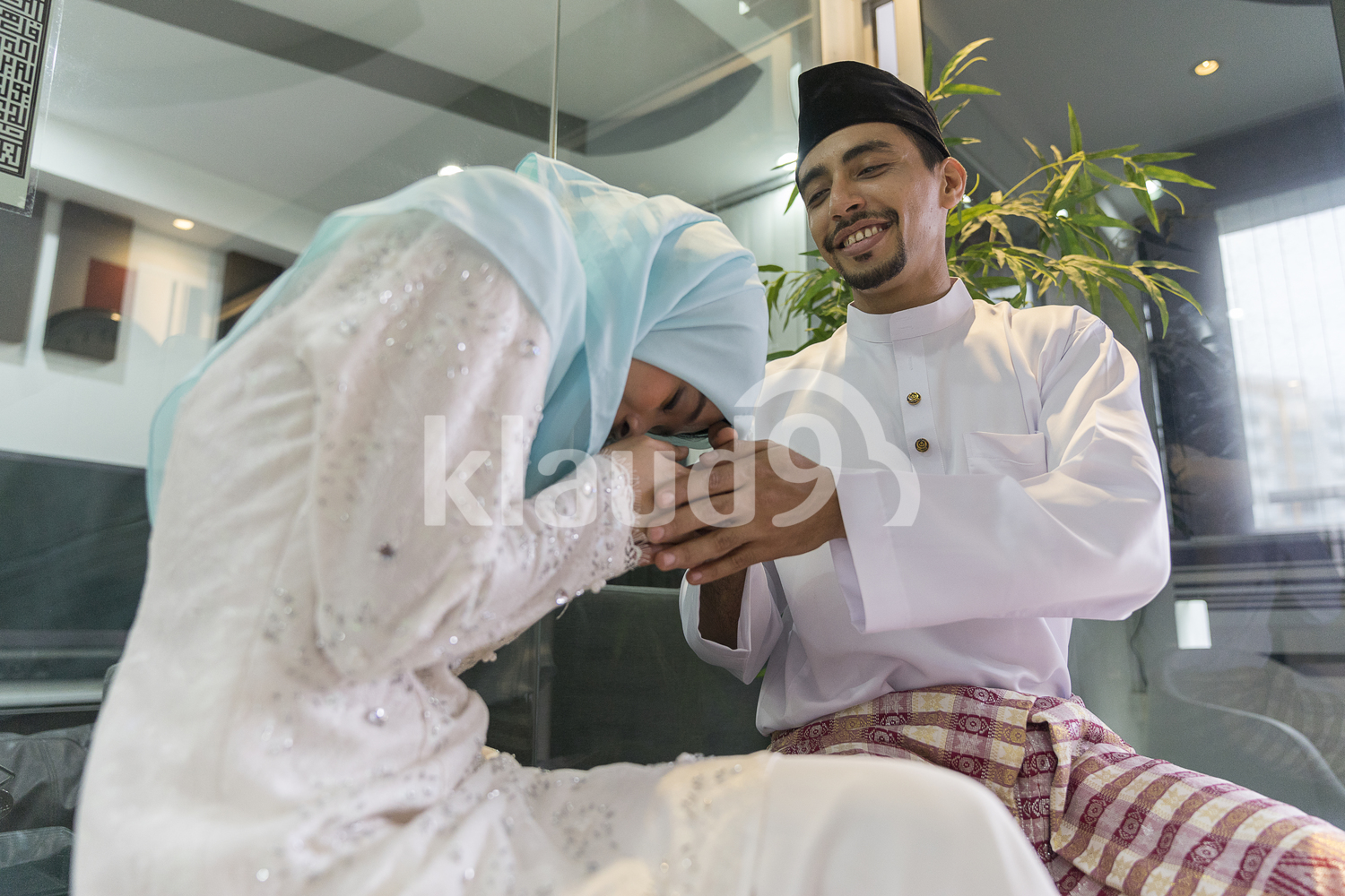 Beautiful wife seeking forgiveness from husband during Hari Raya