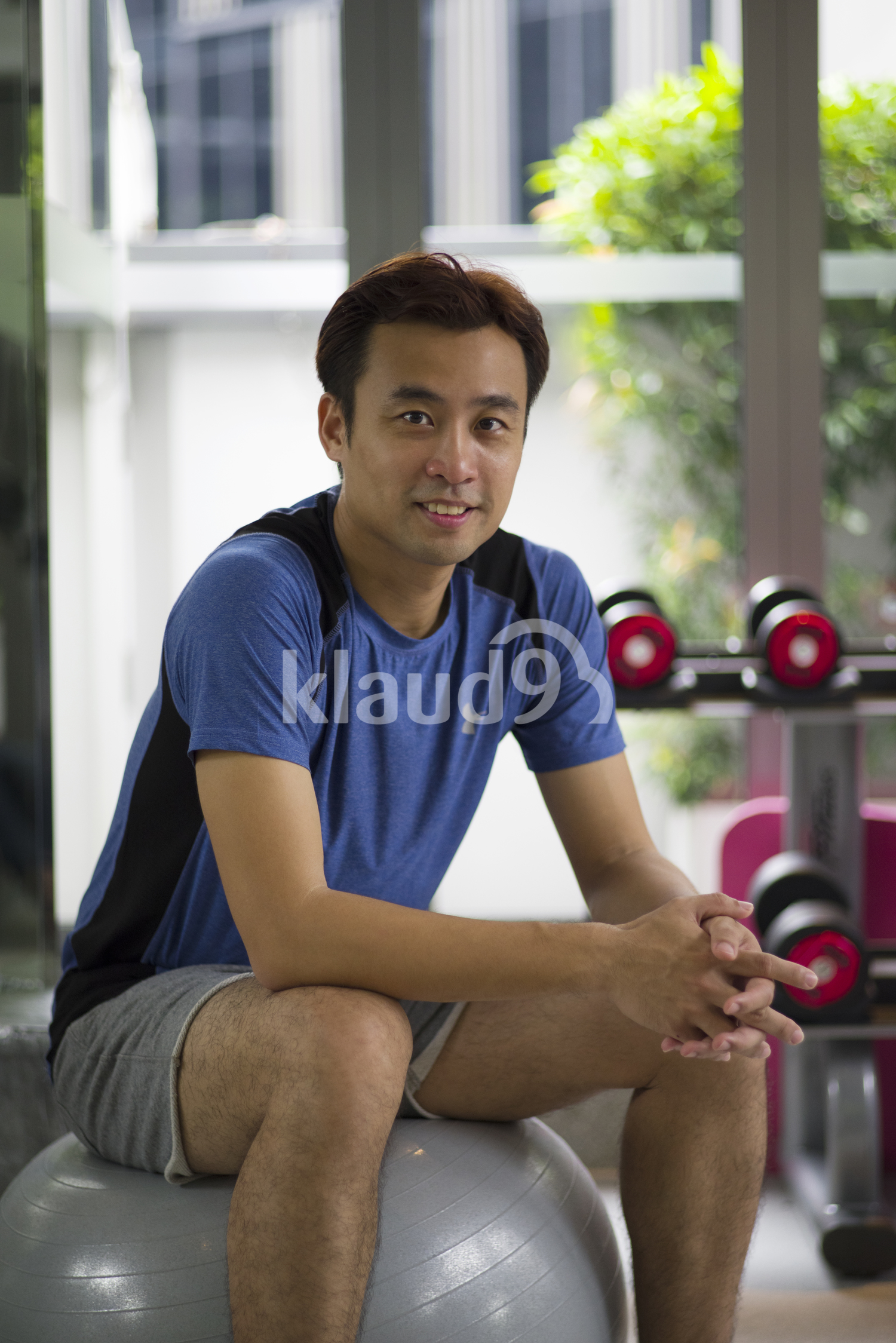 Man taking a quick break between workouts